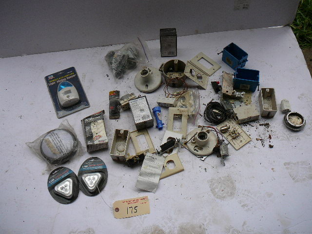 lot 175 image: Electrical Items