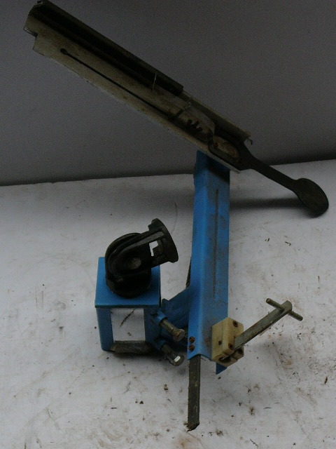 lot 190 image: Clay Pigeon Thrower