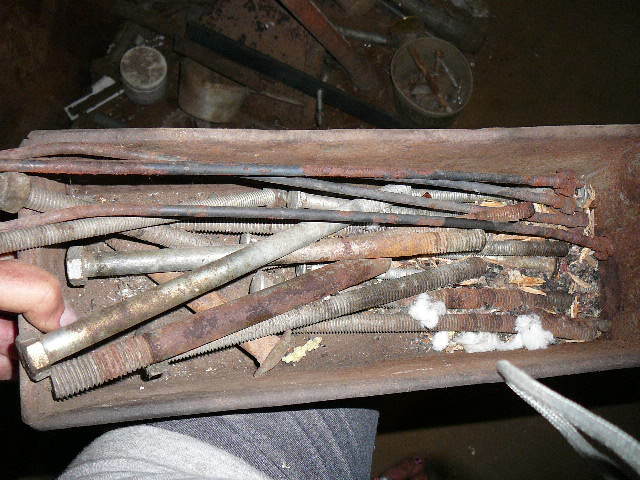 lot 200 image: Bolts, Threaded rods