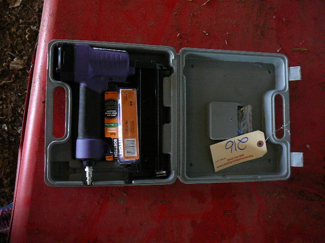 lot 216 image: Air Nailer