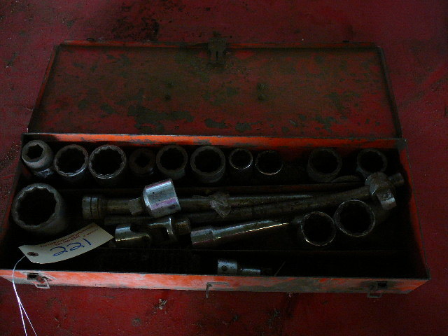 lot 221 image: 34 Drive Set