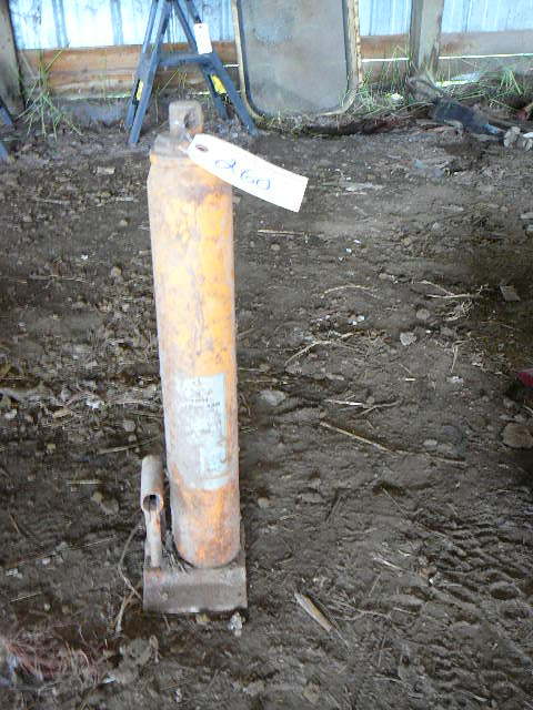 lot 260 image: 8 Ton Long Ram