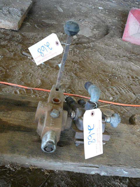 lot 268 image: 4 way 3 position Hydraulic Valve