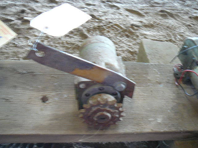 lot 272 image: John Deere Hydraulic Motor with Sprocket