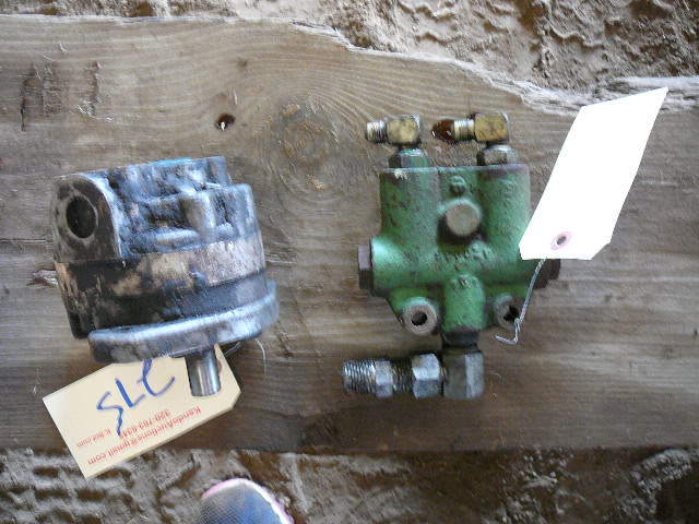 lot 275 image: Small Aluminum Gear Pump with Cross PO Check