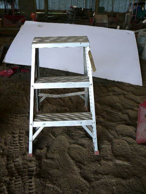 lot 305 image: Small 2 Step Ladder