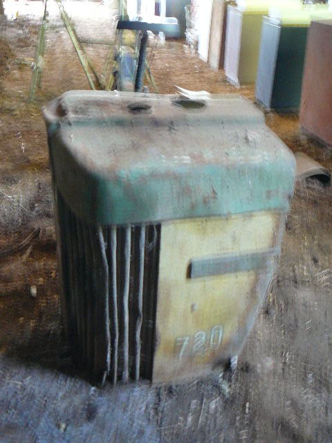 lot 343 image: Vintage John Deere Tractor Nose Cone