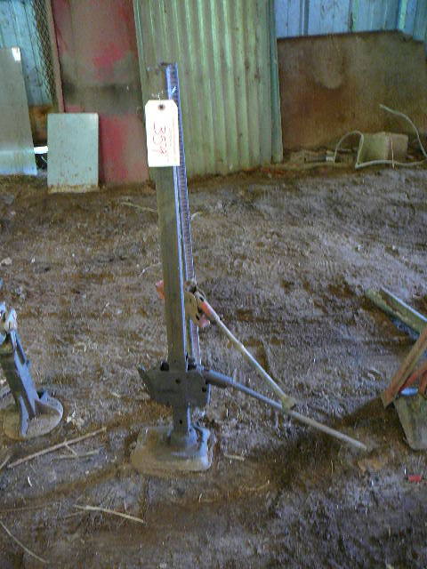 lot 359 image: Handyman Jacks