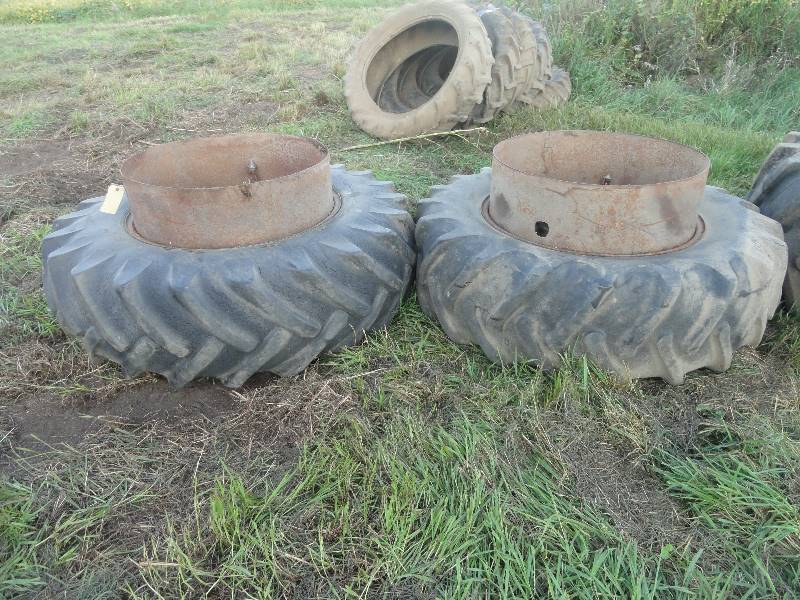lot 514 image: Dual Tractor Tires