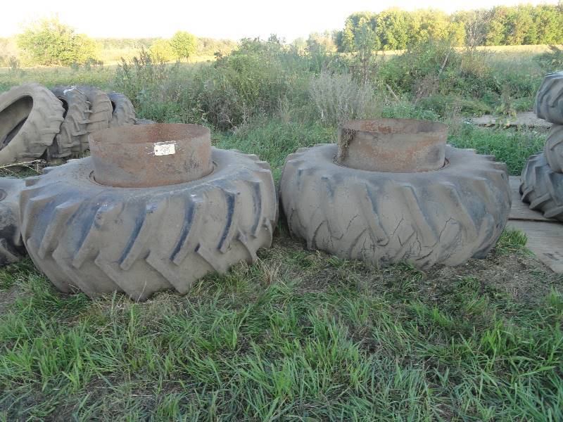 lot 515 image: Dual Tractor Tires