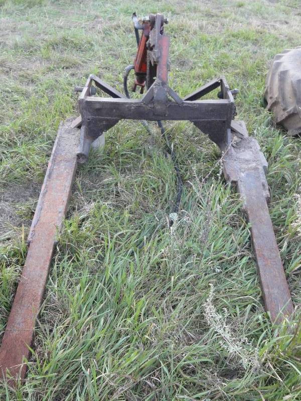 lot 518 image: 3-Point Bale ForkLift