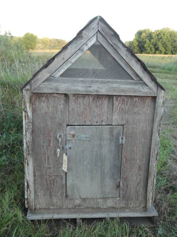 lot 519 image: Dog House