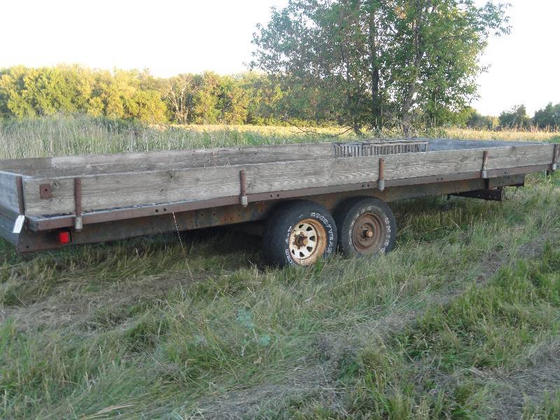 lot 520 image: Heavy Duty Trailer on Semi Frame Tandem Axle