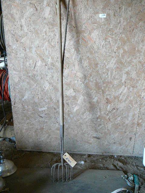 lot 424 image: Ice Fishing Spears