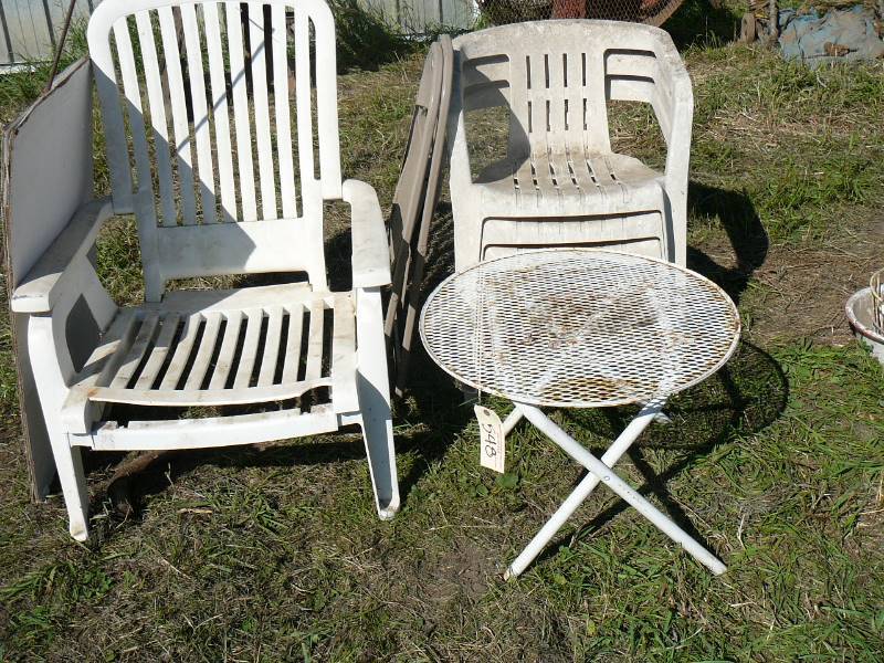 lot 548 image: Patio Furniture & 2 Folding Chairs