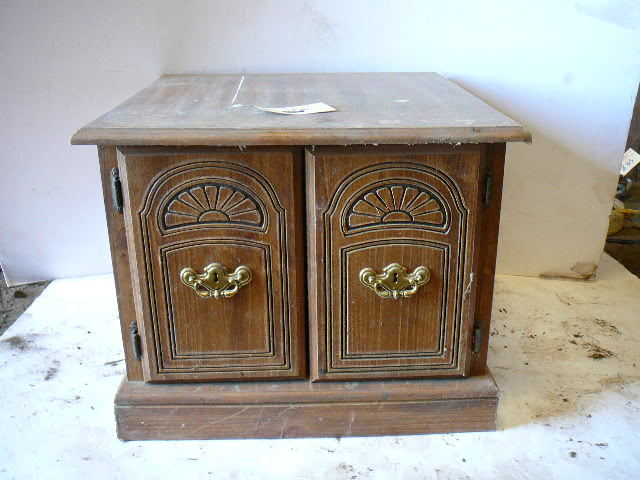 lot 590 image: End Table