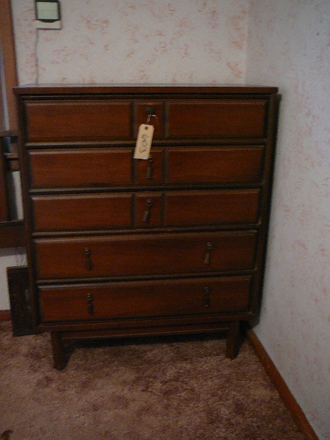 lot 603 image: 5-Drawer Dresser