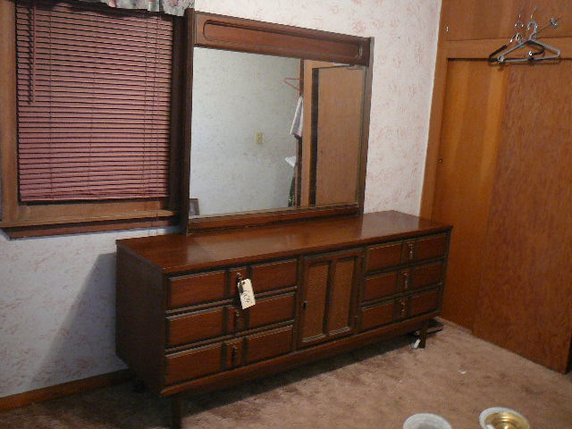 lot 604 image: 6 Drawer Dresser w Mirror & Center Drawers