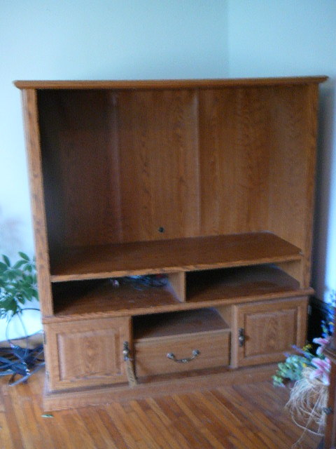 lot 606 image: TV Entertainment Center