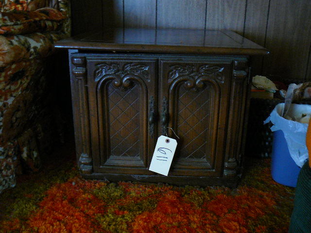 lot 611 image: End Table