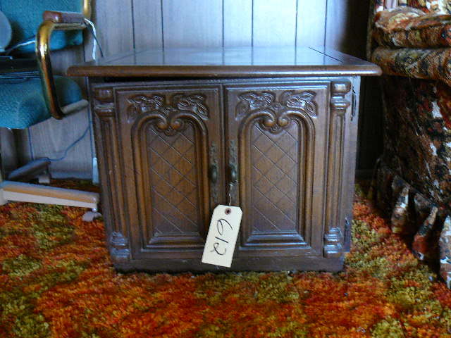 lot 612 image: End Table