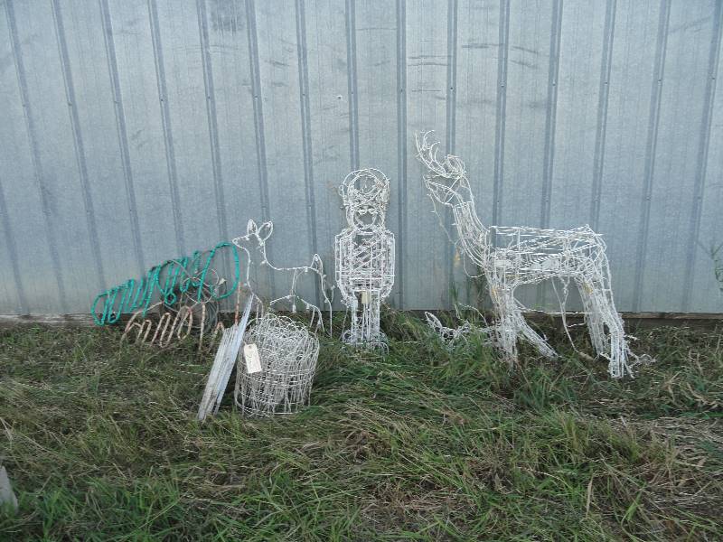 lot 523 image: Christmas Decor Lot
