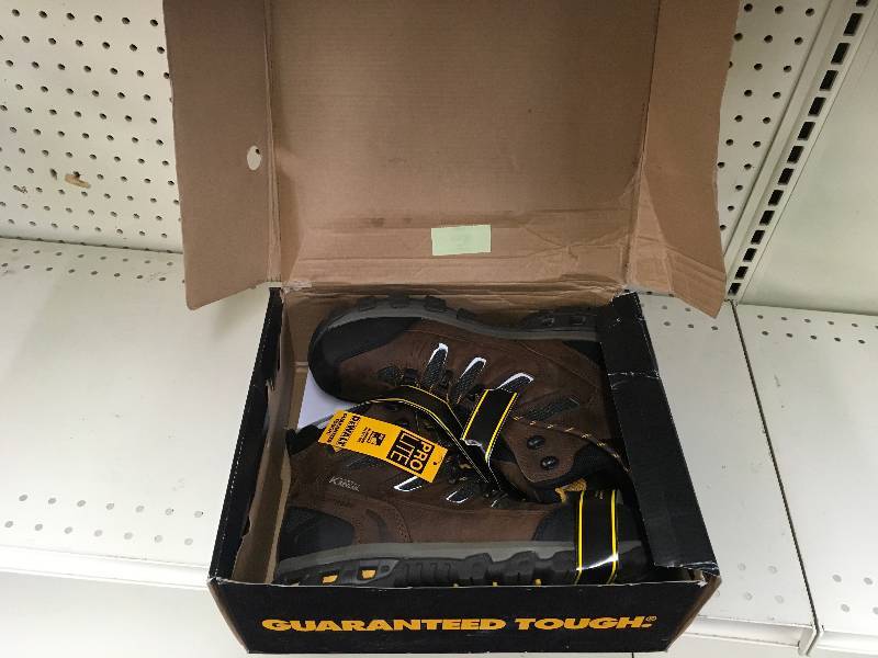 lot 80 image: DeWalt Mens 8.5 Boot, Retail $99.99