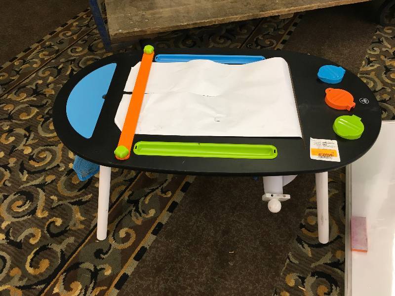 lot 96 image: Kid Kraft Art Table, Retail $78.99