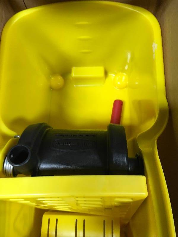 lot 16 image: Rubbermaid Commercial Tandem Bucket And Wringer - 1887304 in good conditions