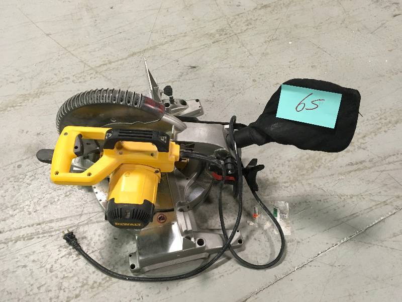 lot 65 image: DEWALT 15-Amp Corded 10 in. Compound Miter Saw in working conditions