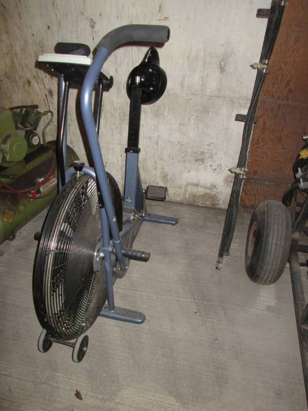lot 4 image: Schwin excersise bycycle...