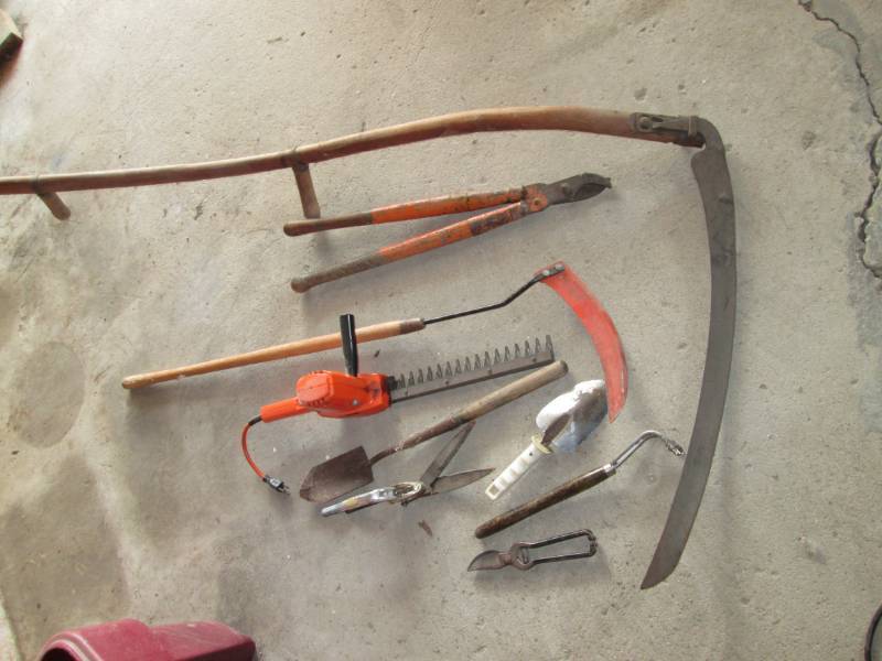 lot 31 image: Antique hand grass scythemisc. gra...
