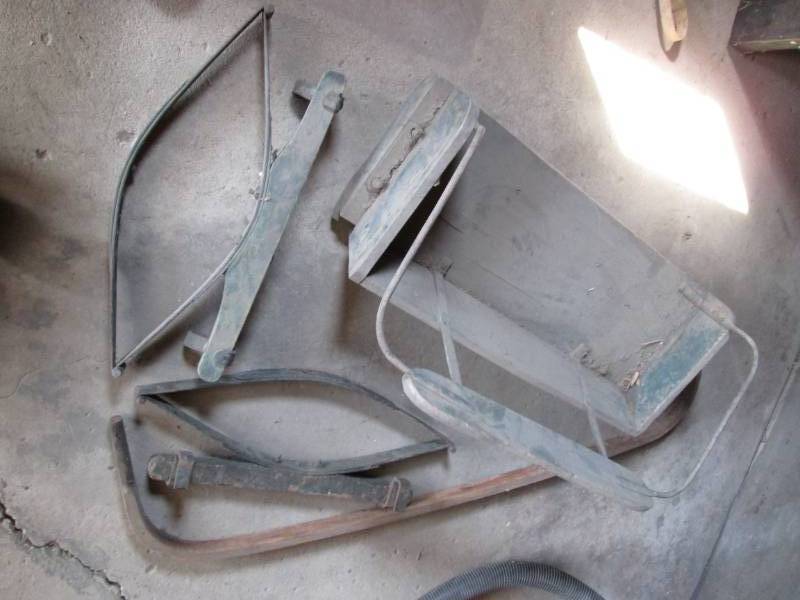 lot 35 image: Antique wooden buggie seatsupensio...