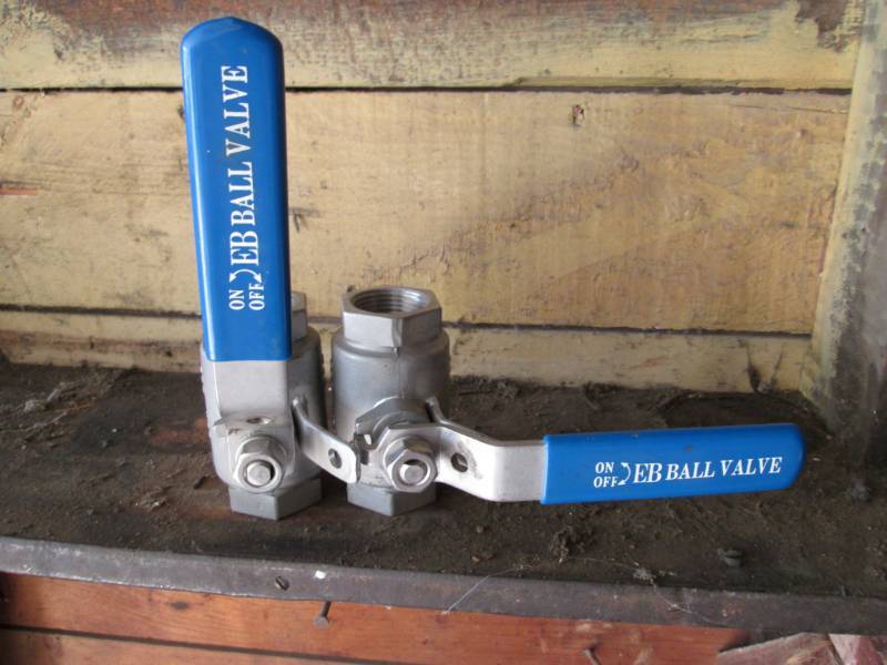 lot 39 image: 1.25 inch Stainless steel ball val...