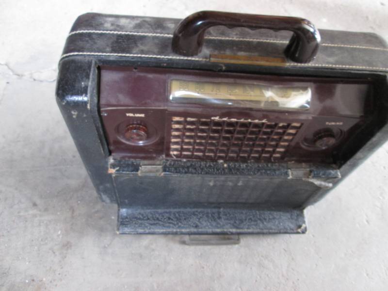 lot 43 image: Antique Admiral AM radio ...