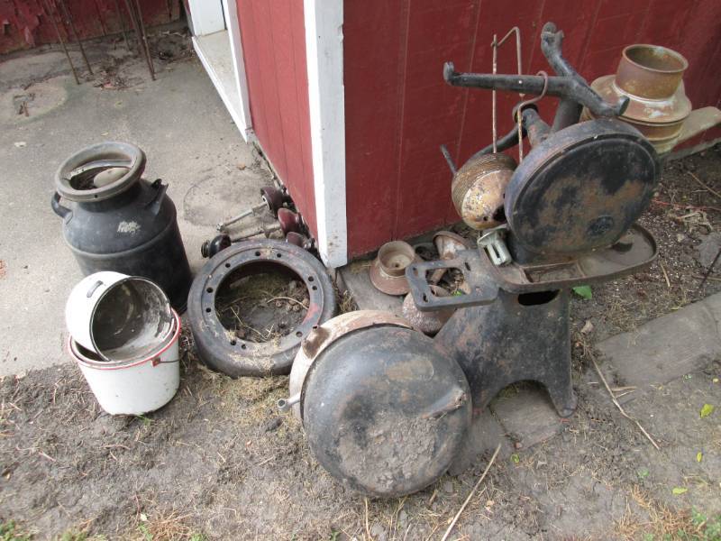 lot 47 image: Antique cast iron grinderenamel wa...