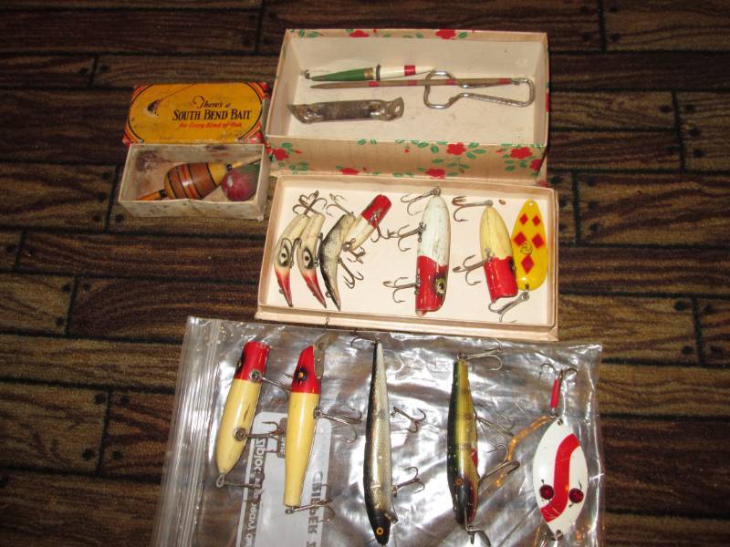 lot 71 image: Vintage fish lures...