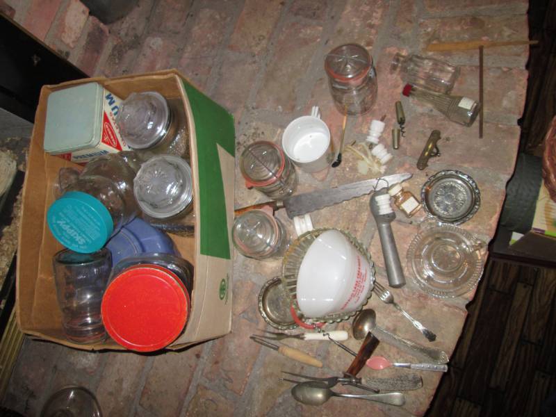 lot 82 image: Vintage glasswaresilverwarecollec...
