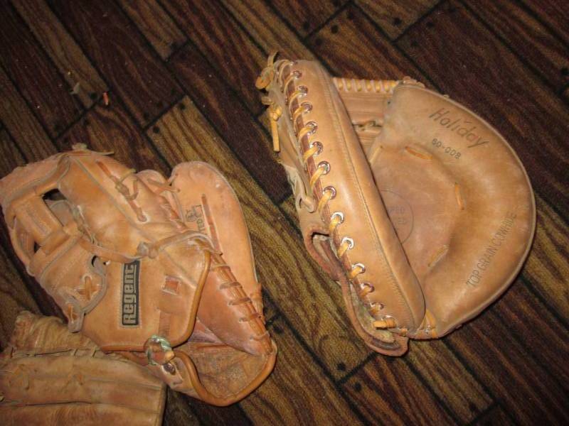 lot 89 image: Vintage baseball gloves - catcher m...