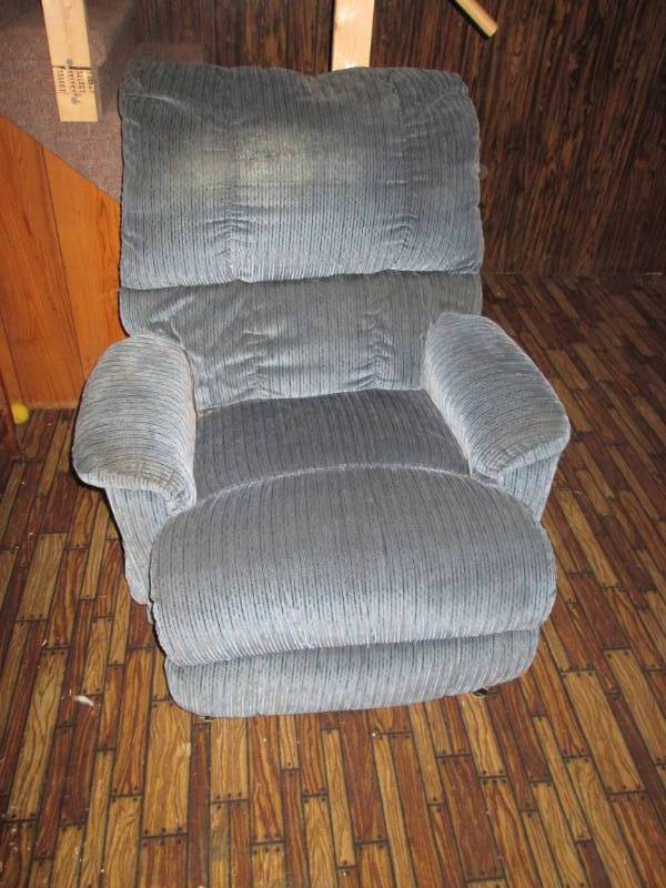 lot 105 image: Blue electic lift chair - extra lar...