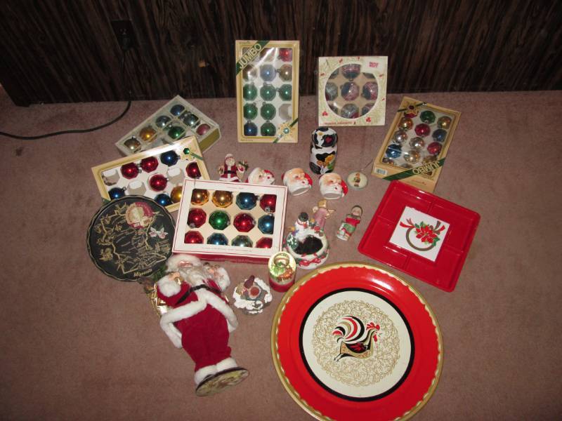 lot 112 image: Christmas dcor misc....