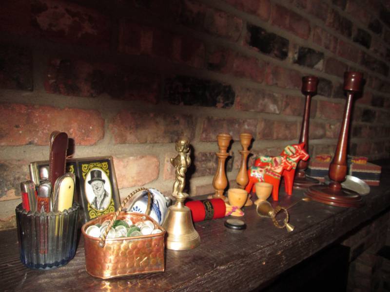 lot 114 image: Pocket knifes and decorative items...