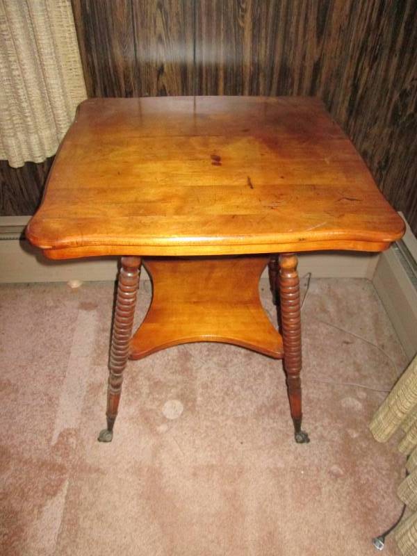 lot 122 image: Antique mahagony glass claw foot ta...