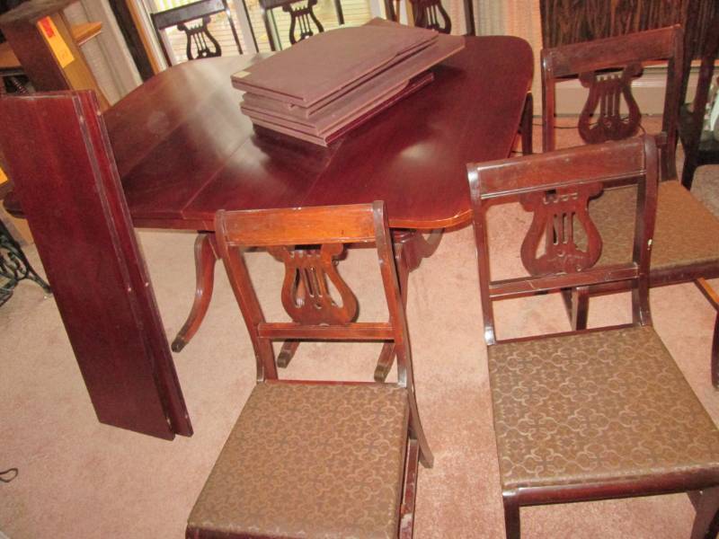 lot 124 image: 42 wide Mahagony dropleaf  table (...