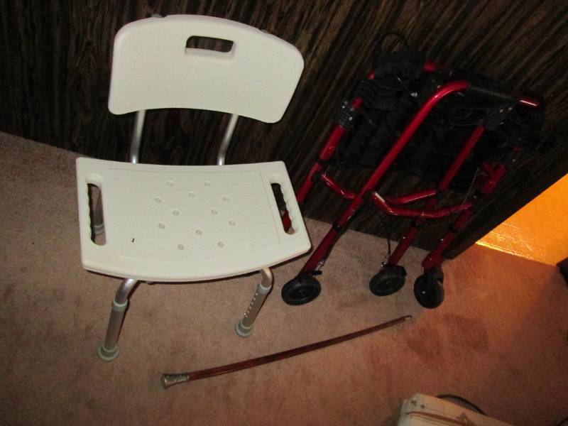 lot 133 image: Walkerwacking stickshower chair...