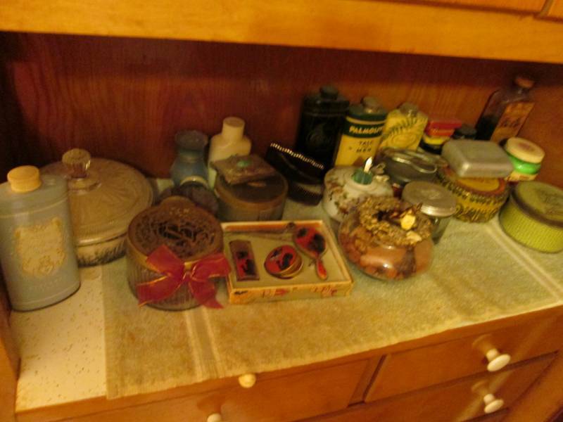 lot 134 image: Antique bathroom accessories...