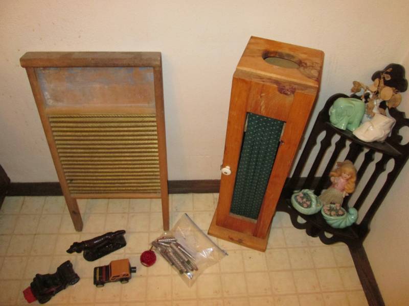 lot 136 image: Misc. bathroom accessories...