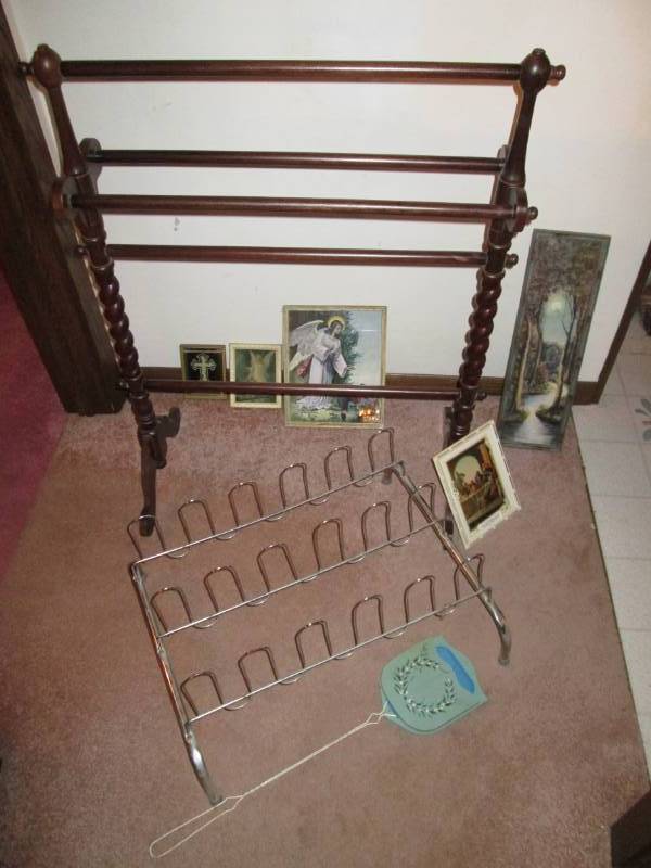 lot 140 image: Shoe rackphotosquilt stand...