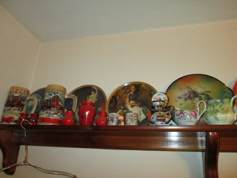 lot 147 image: Misc. glassware -Budweiser Christma...