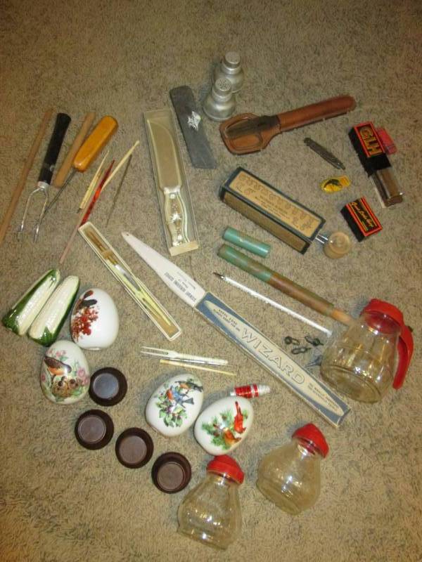 lot 175 image: Vintage utinselssalt & pepper shak...